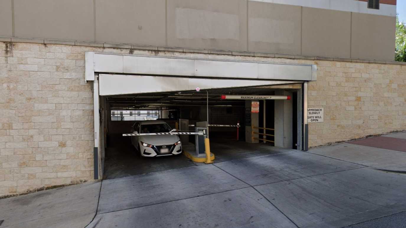 (M) HOTEL INDIGO AUS Airport Parking