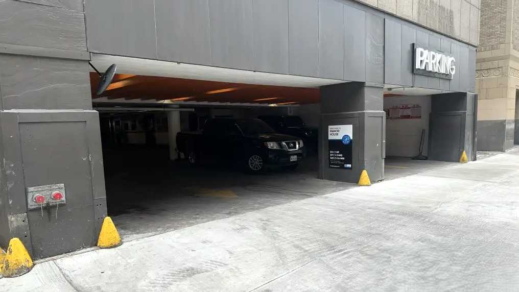 (M) MANOR HOUSE DAL Airport Parking