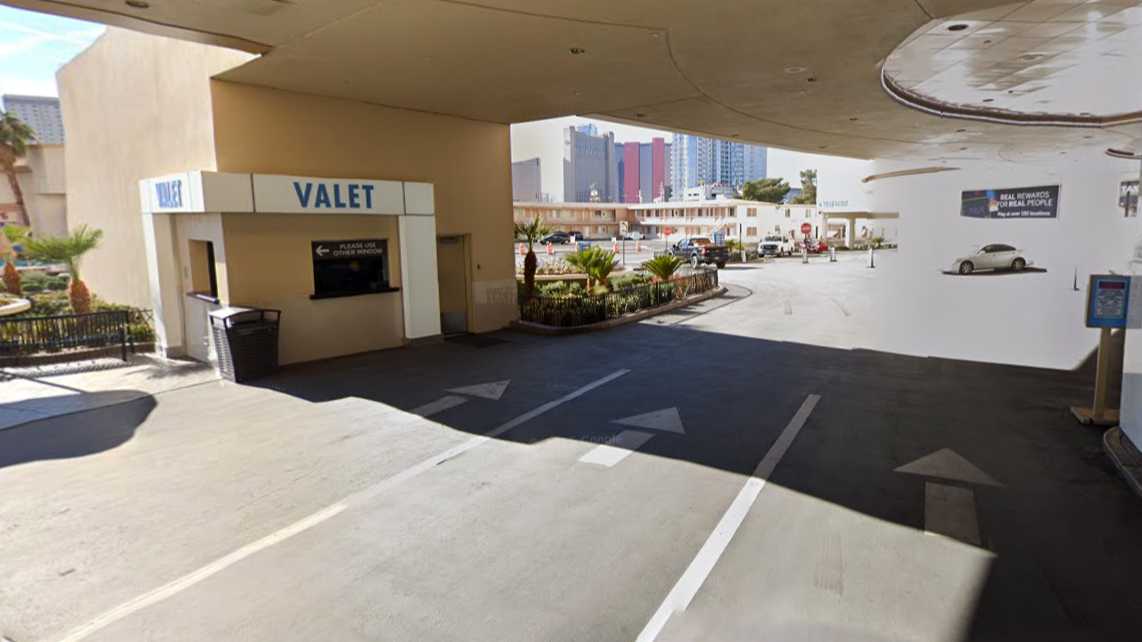 (M) THE STRAT - GARAGE LAS Airport Parking