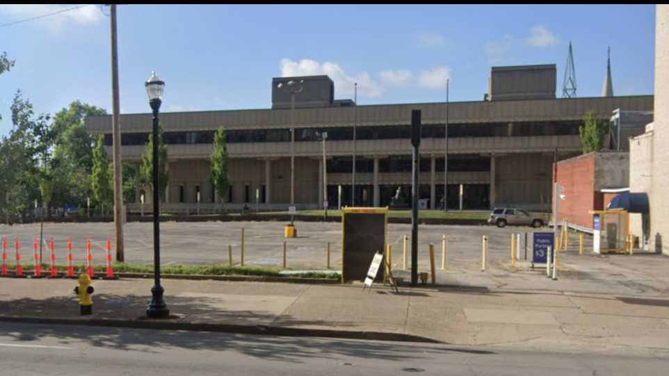 (M) HEYBURN LOT SDF Airport Parking