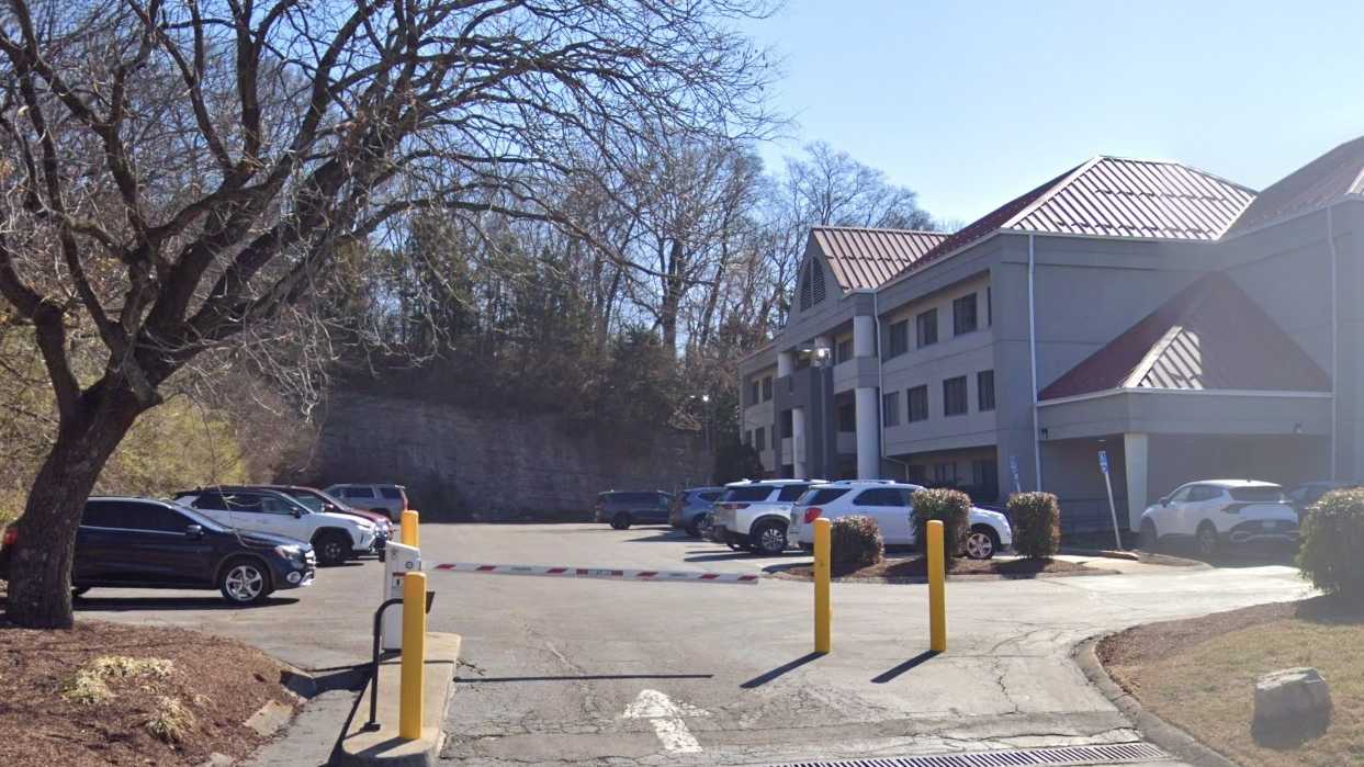 DoubleTree Suites by Hilton BNA Airport Parking