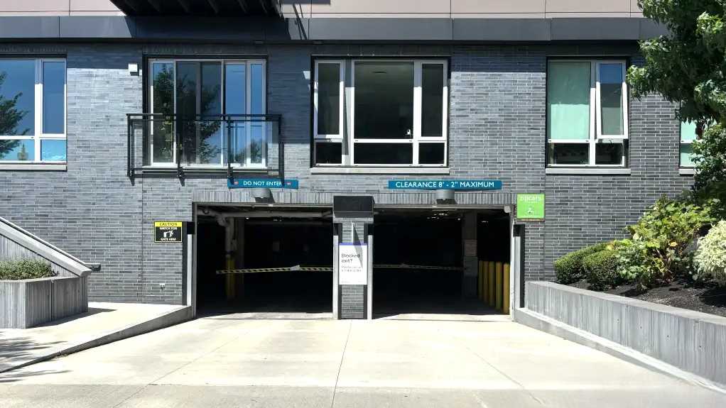 (M) Clippership Public Garage BOS Airport Parking