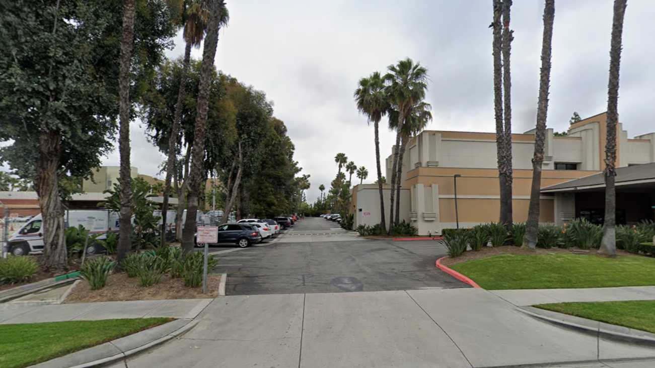 Holiday Inn & Suites SNA Airport Parking