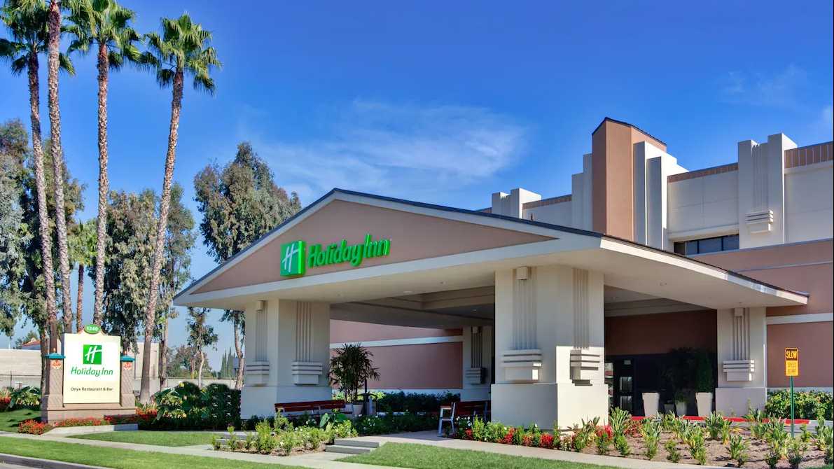 Holiday Inn & Suites SNA Airport Parking