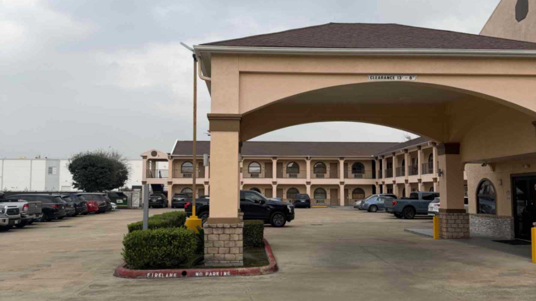 Downtowner Inns & Suites IAH Airport Parking