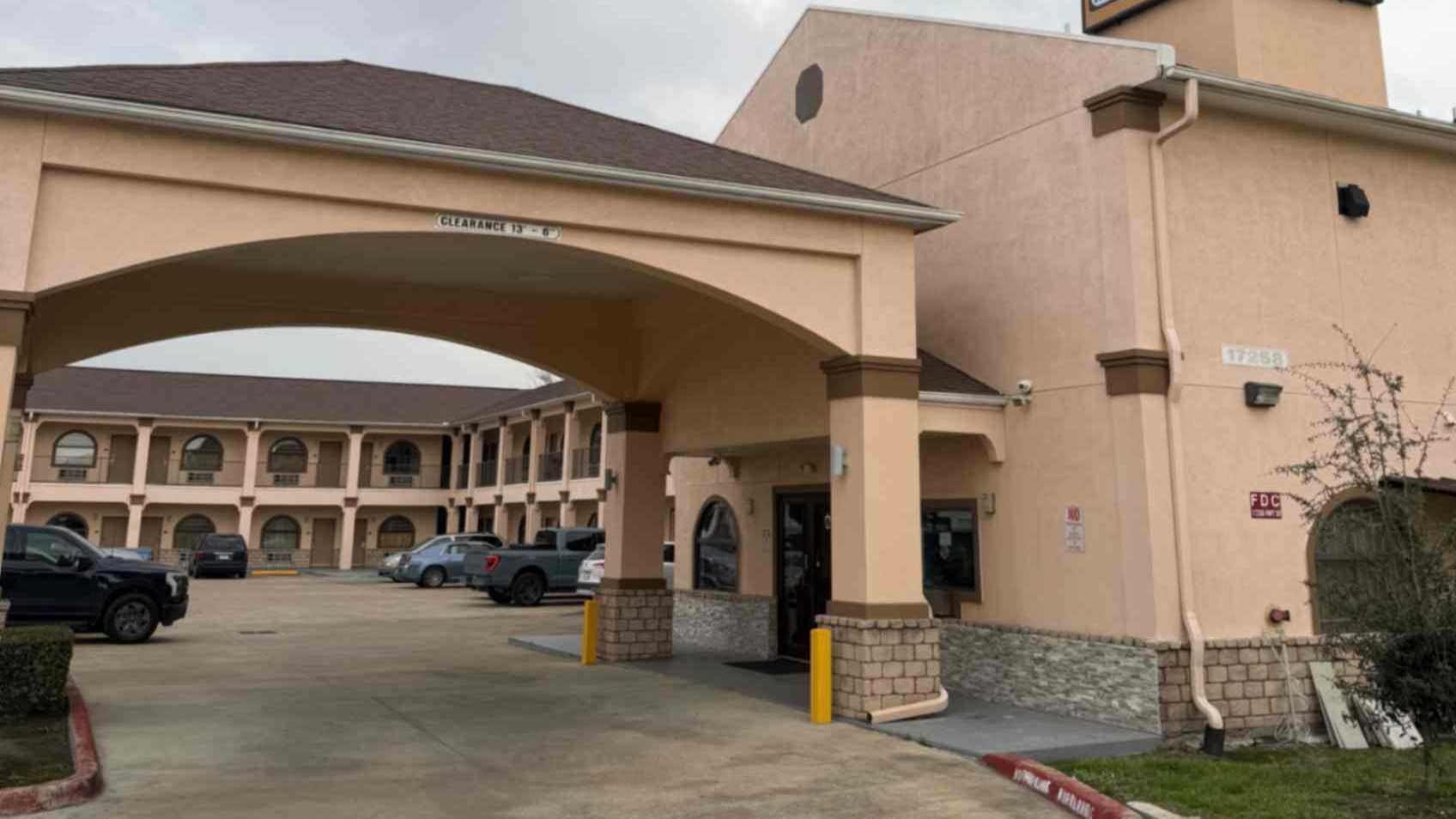 Downtowner Inns & Suites IAH Airport Parking