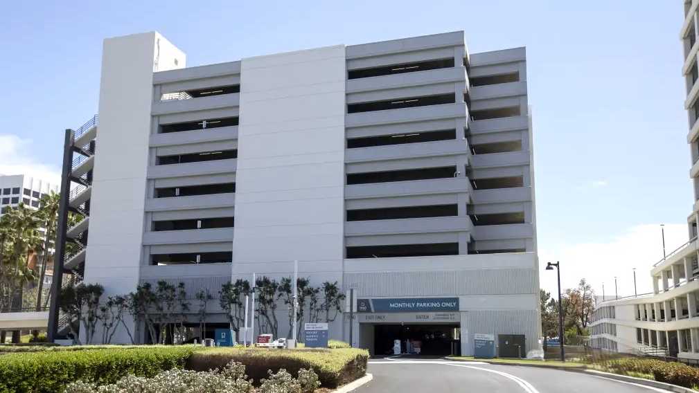 (M) 1960 E GRAND AVENUE LAX Airport Parking