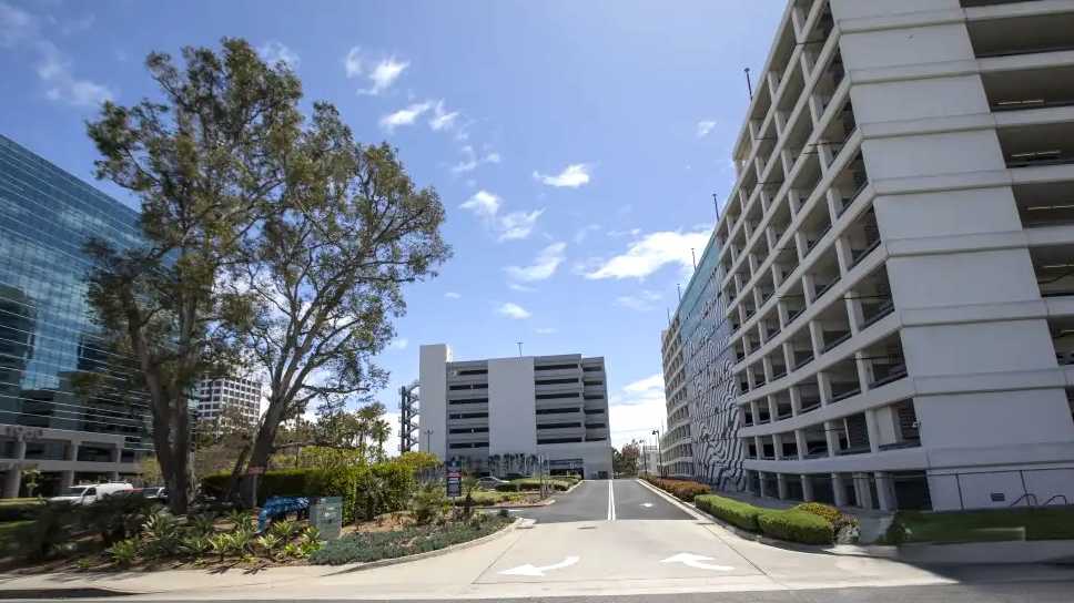 (M) 1960 E GRAND AVENUE LAX Airport Parking
