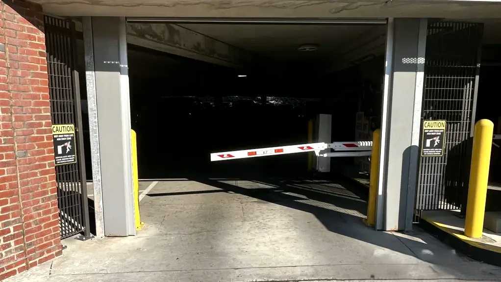 (M) BUS BARNS GARAGE BNA Airport Parking