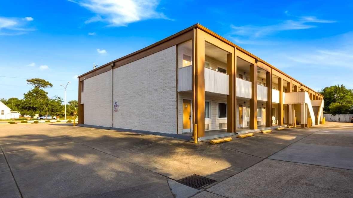 Econo Lodge ORF Airport Parking
