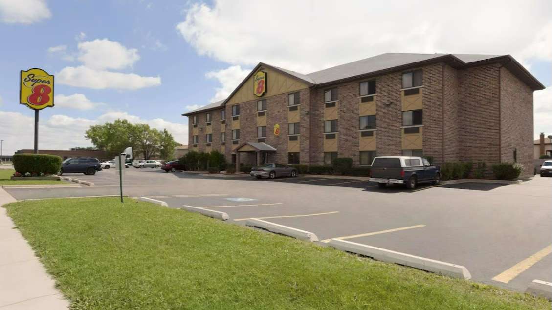 Super 8 by Wyndham MDW Airport Parking