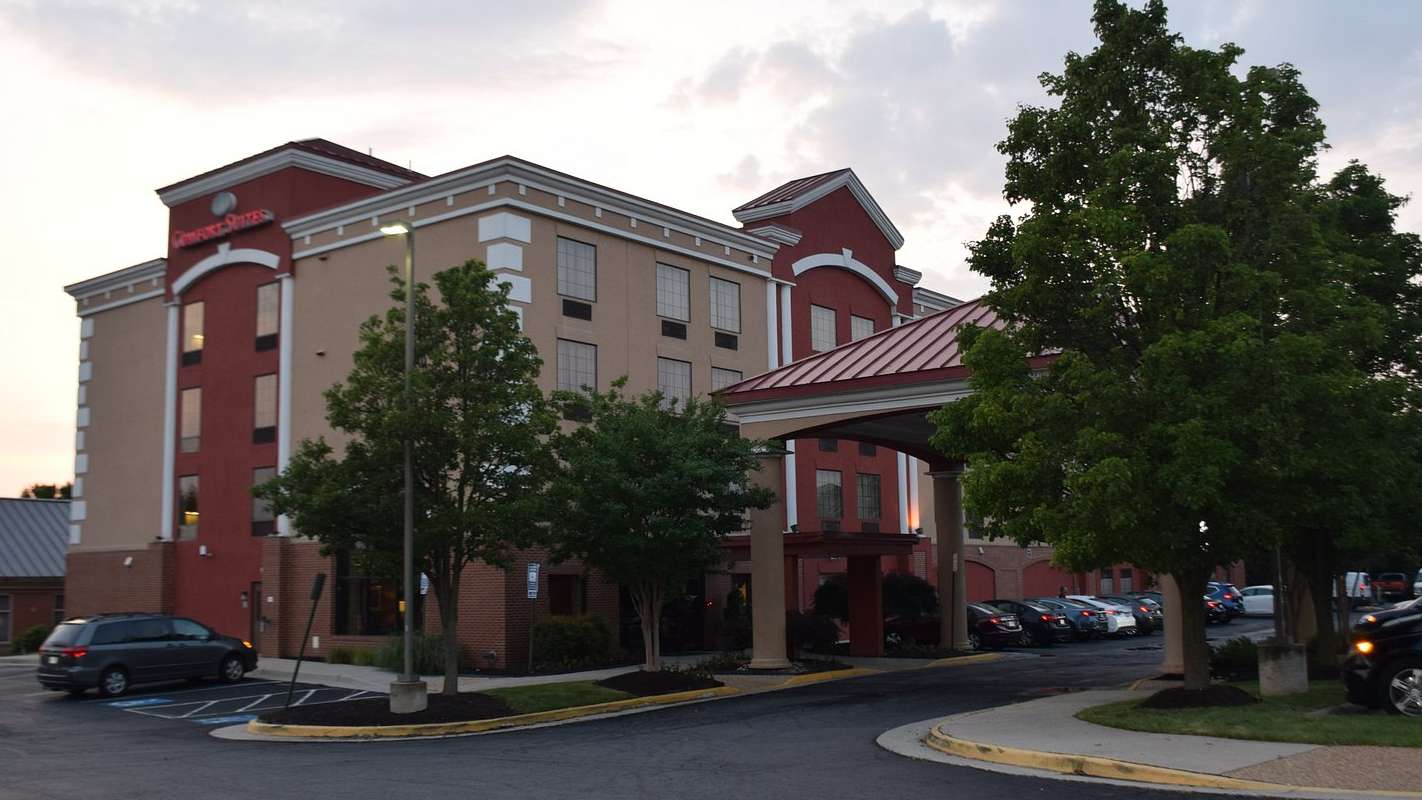 Comfort Suites IAD Airport Parking