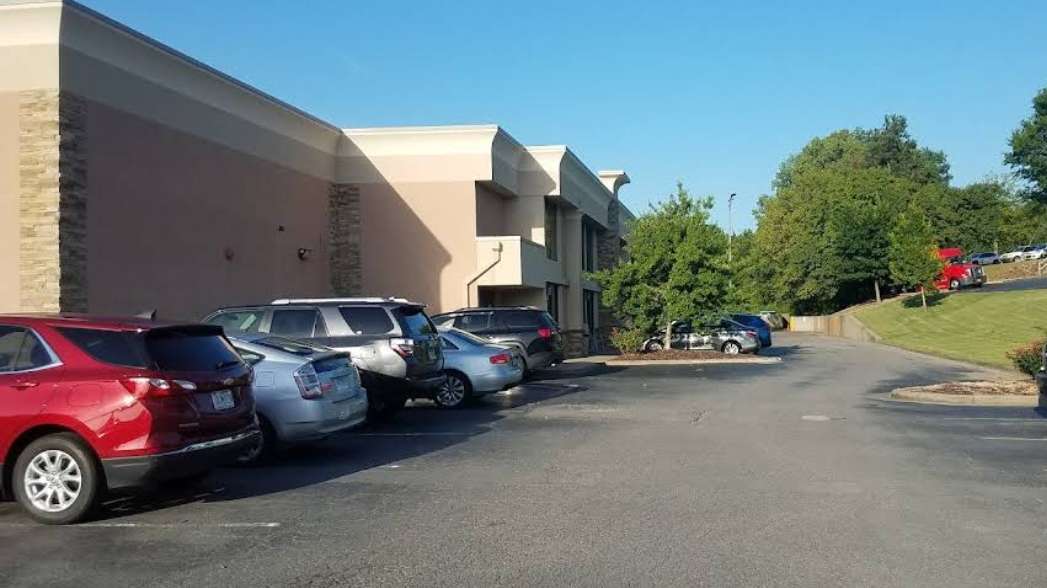 Holiday Inn Express LIT Airport Parking