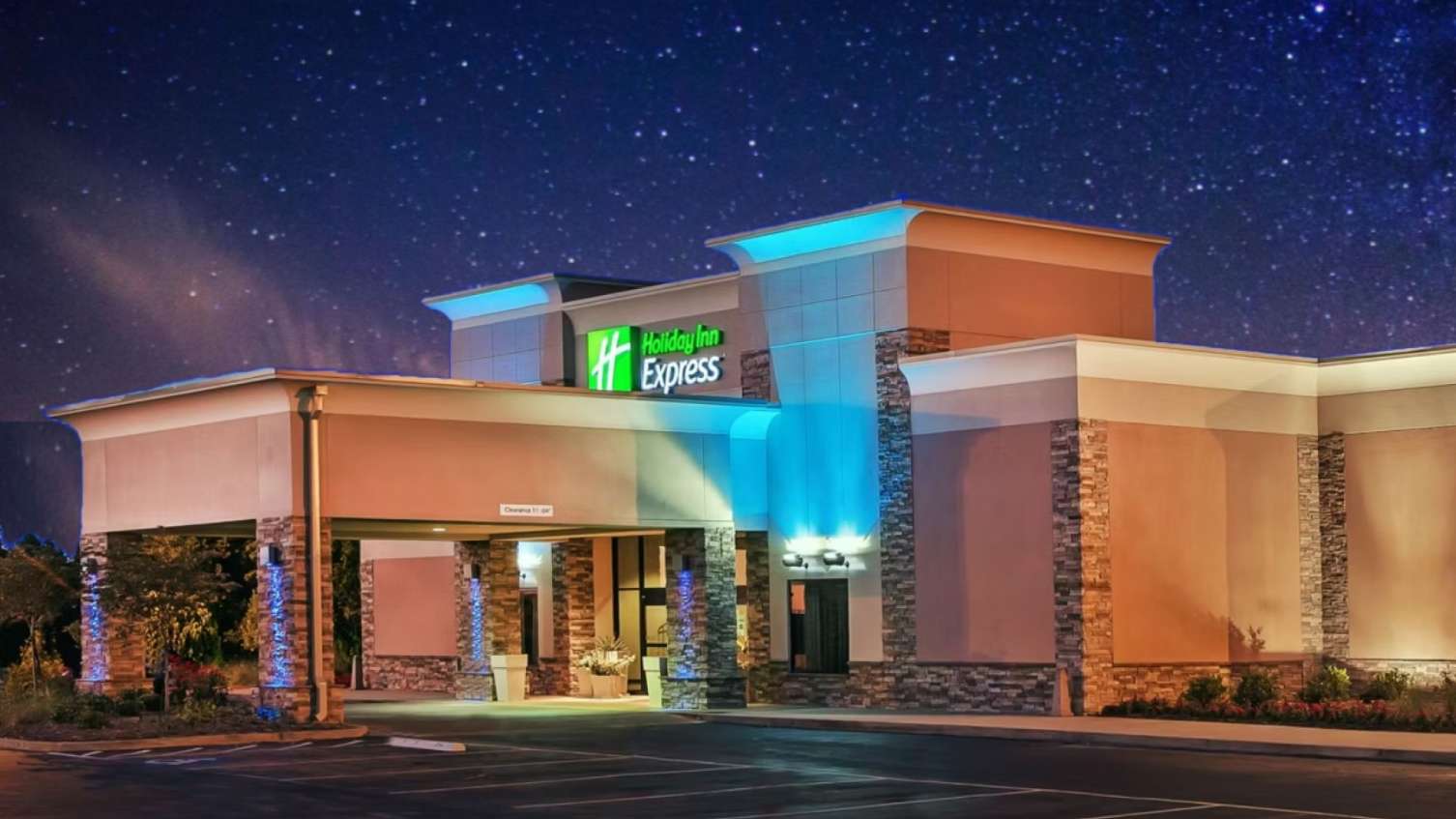 Holiday Inn Express LIT Airport Parking