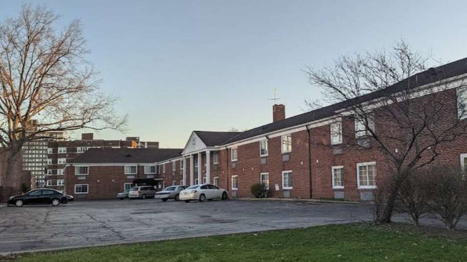 Days Inn by Wyndham Lakewood CLE Airport Paarking