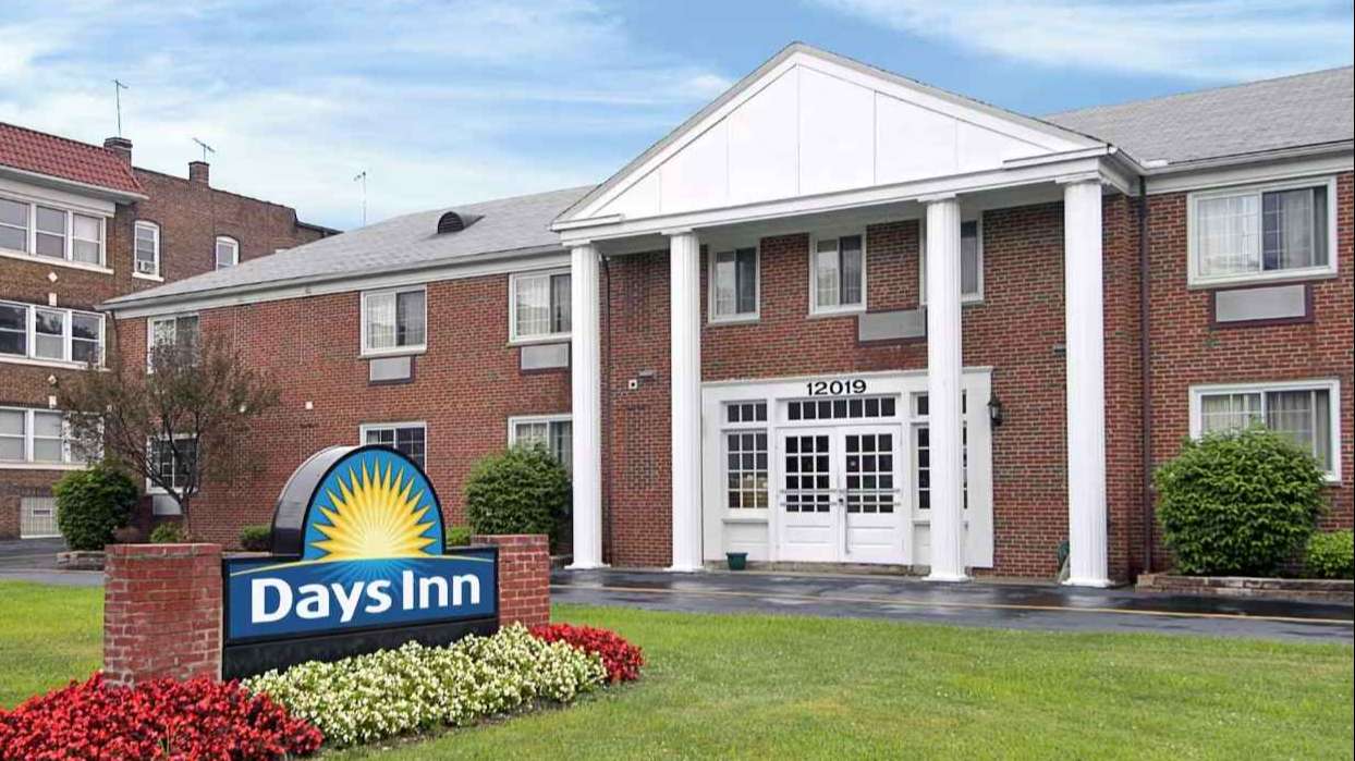 Days Inn by Wyndham Lakewood CLE Airport Paarking