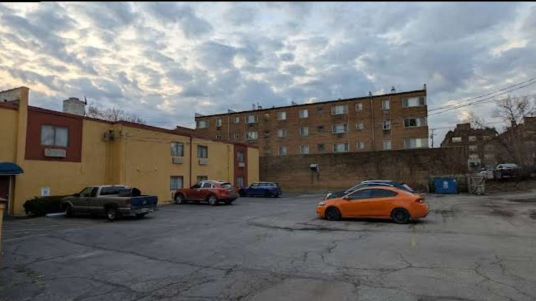 Travelodge by Wyndham Lakewood CLE Airport Parking