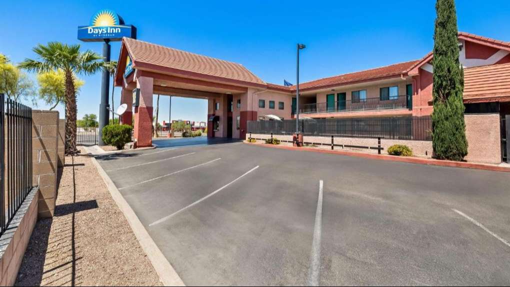Days Inn by Wyndham TUS Airport Parking