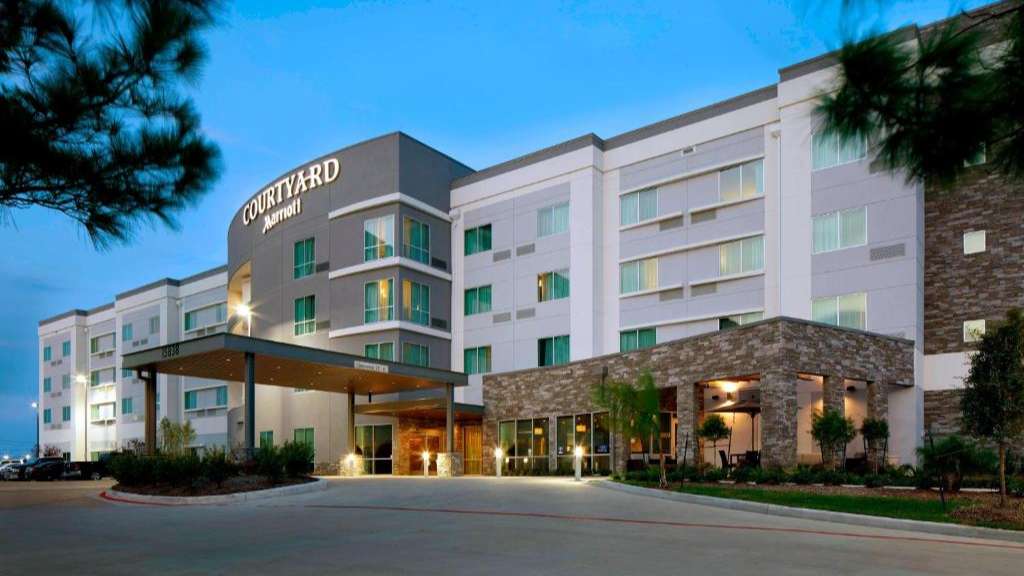 Courtyard by Marriott IAH Airport Parking