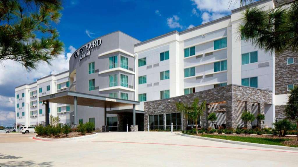 Courtyard by Marriott IAH Airport Parking