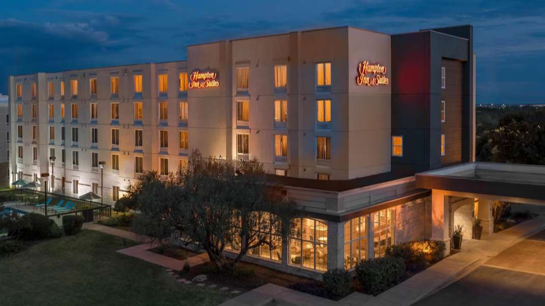 Hampton Inn & Suites AUS Airport Parking