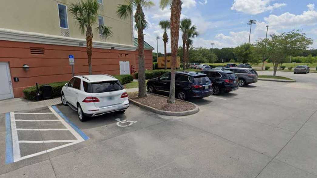 Country Inn & Suites by Radisson MCO Airport Parking