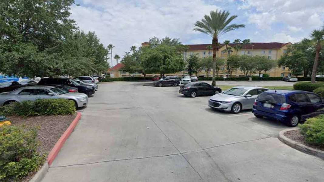 Country Inn & Suites by Radisson MCO Airport Parking
