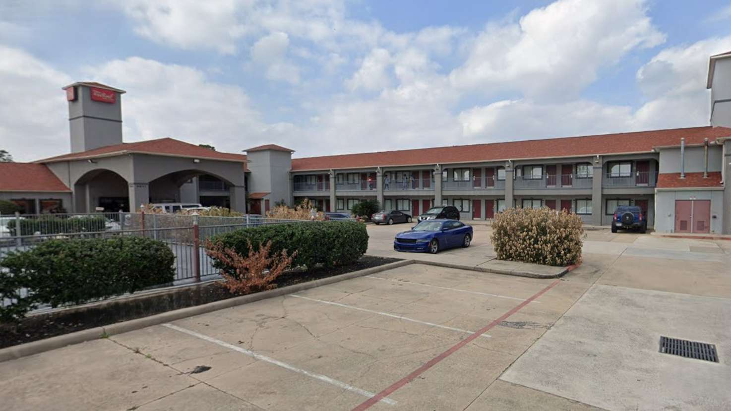 Red Roof Inn & Suites IAH Airport Parking