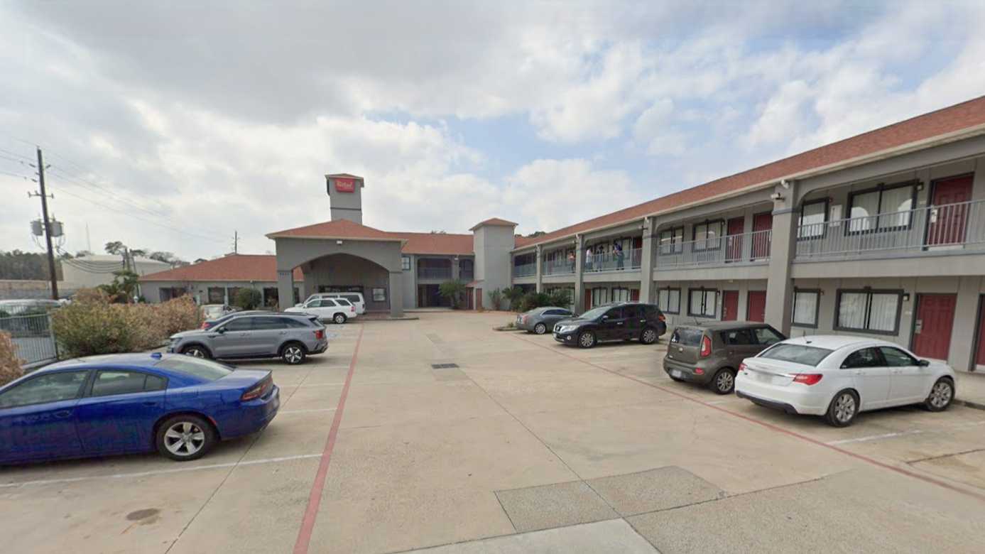 Red Roof Inn & Suites IAH Airport Parking