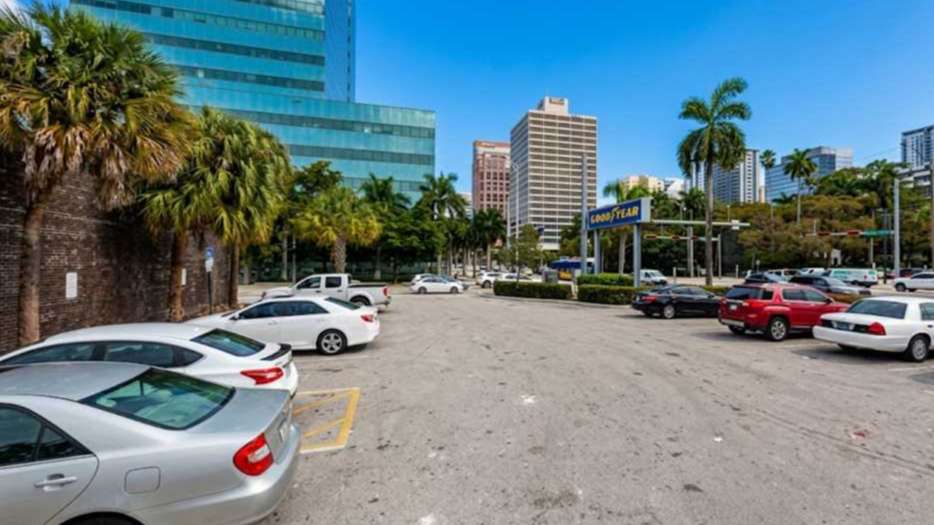 Premium Parking P8810 FLL Airport Parking