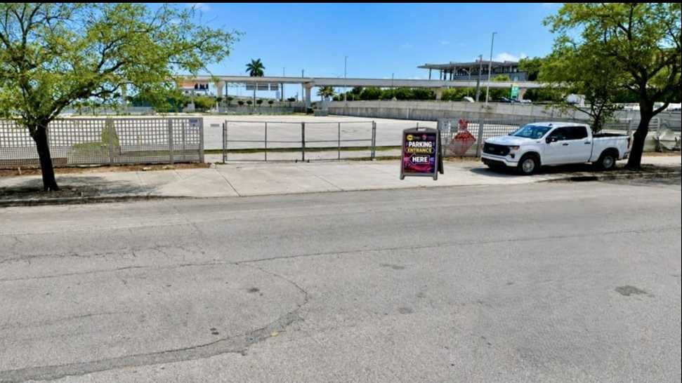 Park and Cruise LLC(425 NE 13th St) Port of Miami Cruise Parking
