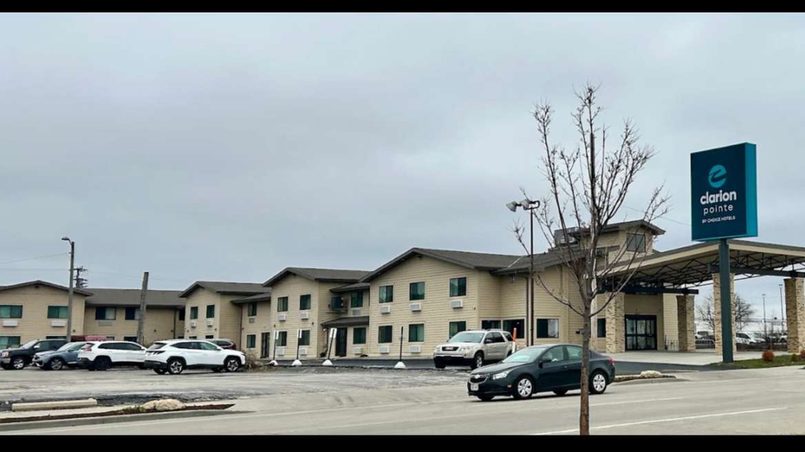 Clarion Pointe MKE Airport Parking