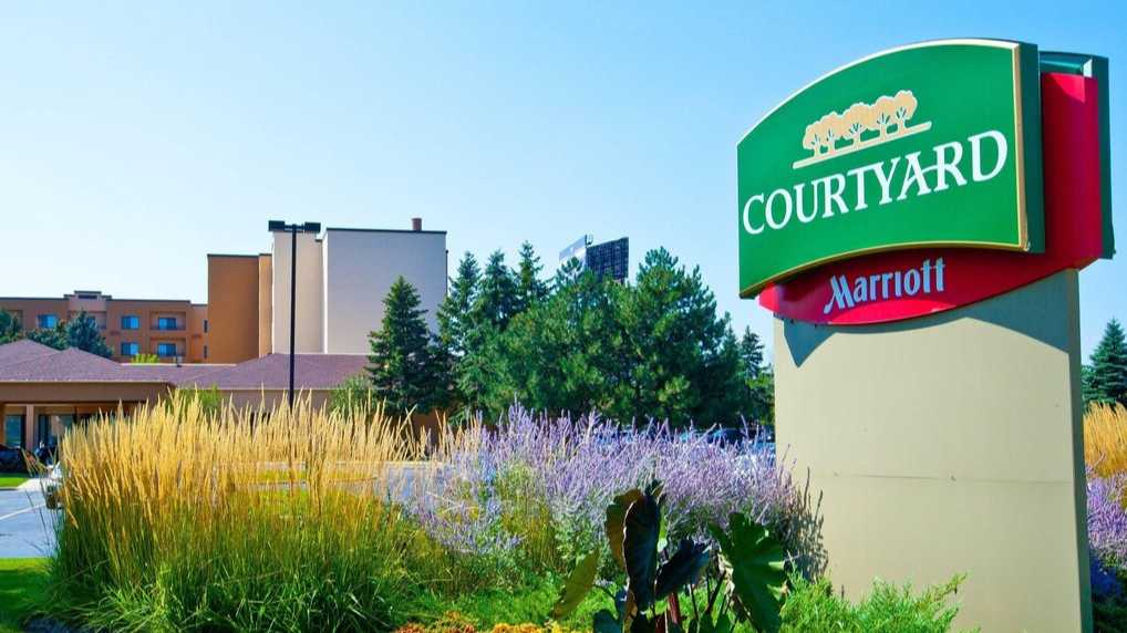 Courtyard by Marriott Des Plaines ORD Airport Parking 