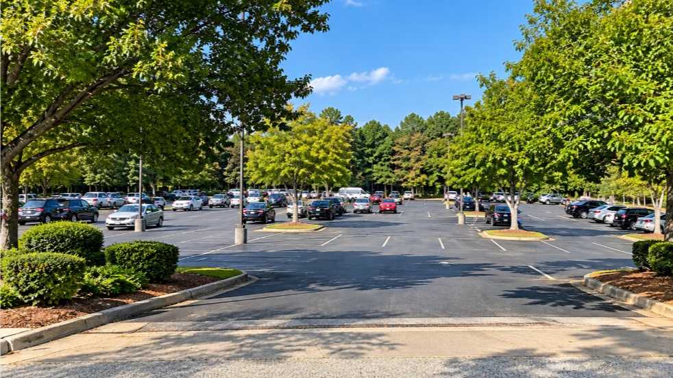 DoubleTree by Hilton Hotel ATL Airport Parking