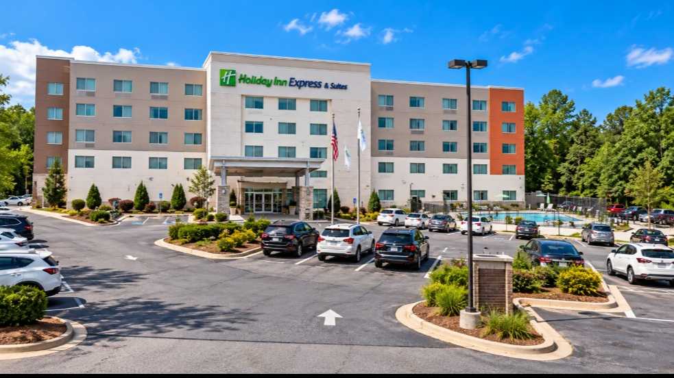 Holiday Inn Express & Suites ATL Airport Parking