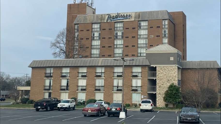 Radisson Hotel North SDF Airport Parking