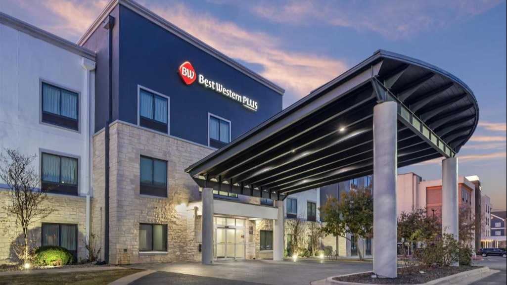Best Western Plus Austin Airport Inn & Suites Parking