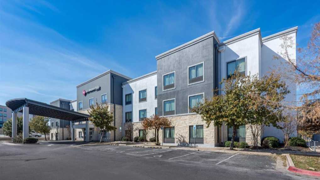 Best Western Plus Austin Airport Inn & Suites Parking