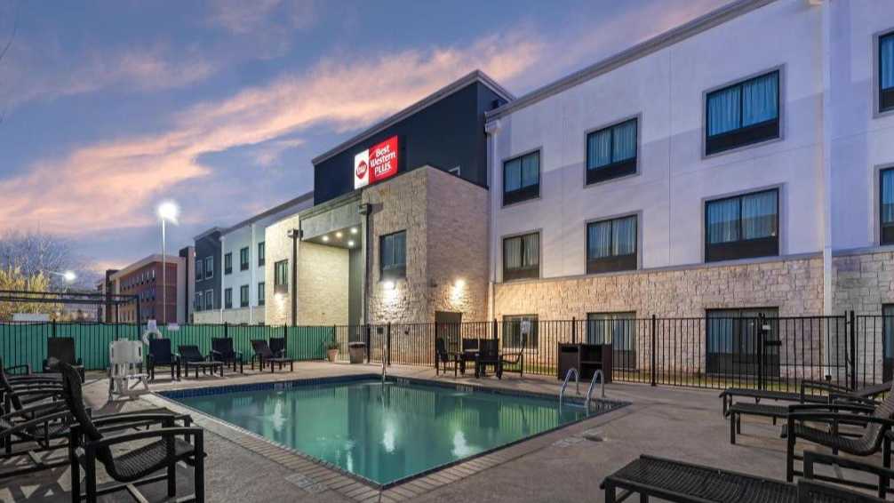 Best Western Plus Austin Airport Inn & Suites Parking