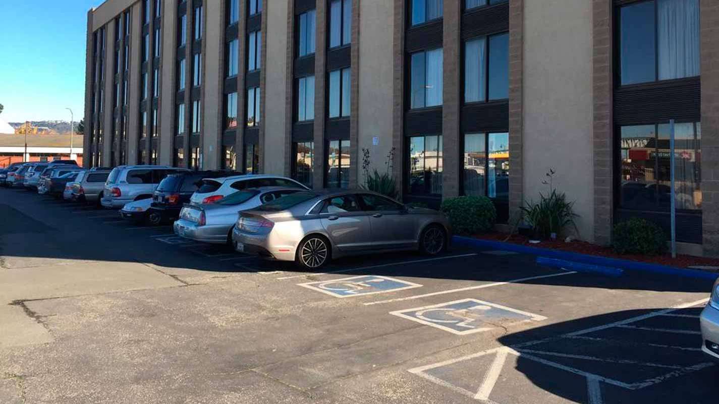 Days Hotel OAK Airport Parking