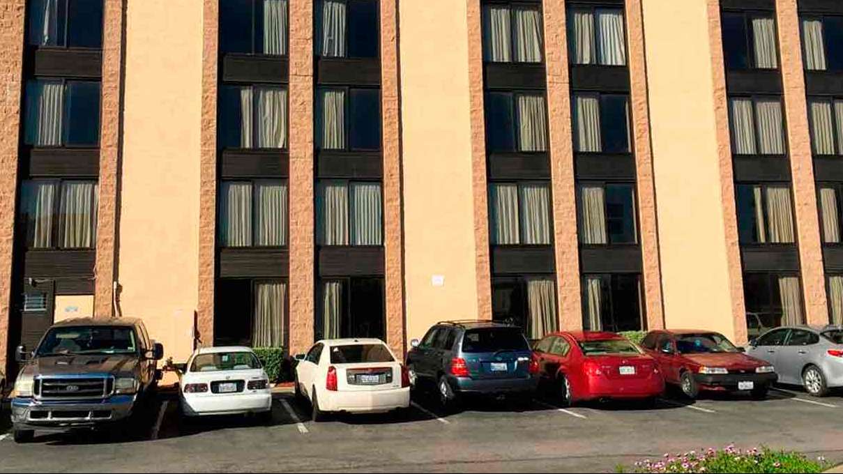 Days Hotel OAK Airport Parking